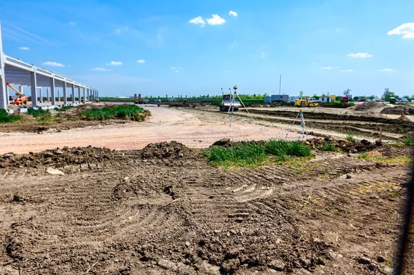 Tijdelijke weg naast de bouwplaats — Stockfoto