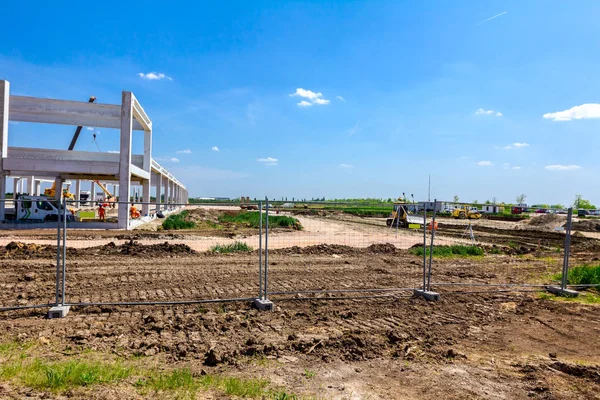 Vista sobre o canteiro de obras sobre arame de vedação — Fotografia de Stock