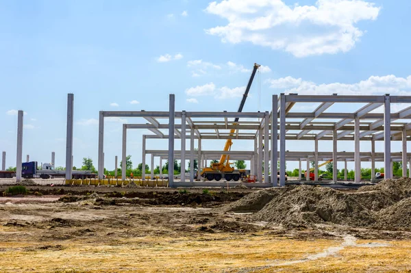 Vista en el sitio de construcción, edificio de hormigón sin terminar —  Fotos de Stock