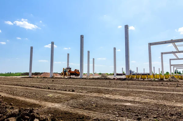 Ekskavatör şantiyede ön kova ile bir kamyon yükleniyor