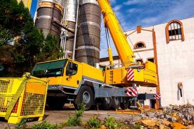 Mobil vinç büyük eski metal tankı yönetmek