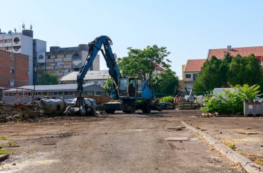 Hidrolik yengeç pençesi ile park edilmiş makine yükleyici, manipülatör, 