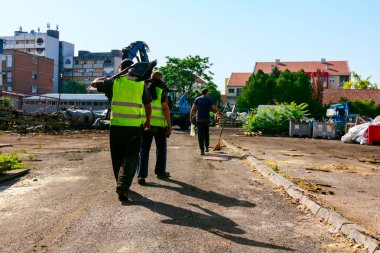 İşçiler işlerine geri dönüyorlar. 