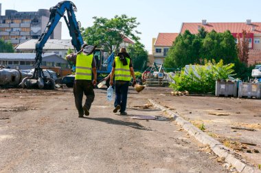 İşçiler işlerine geri dönüyorlar. 