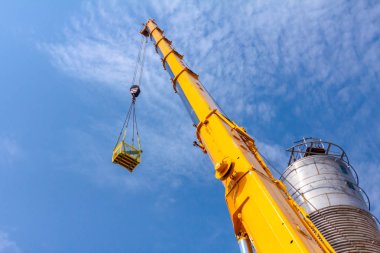 Vinç çalışma sepetini kaldırıyor