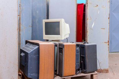 Katot teknolojisine sahip eski, kullanılmış ve eski Tv ve Pc monitörü