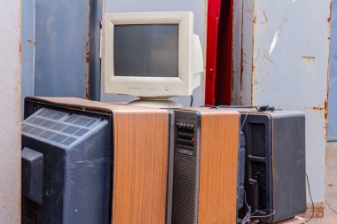 Katot teknolojisine sahip eski, kullanılmış ve eski Tv ve Pc monitörü