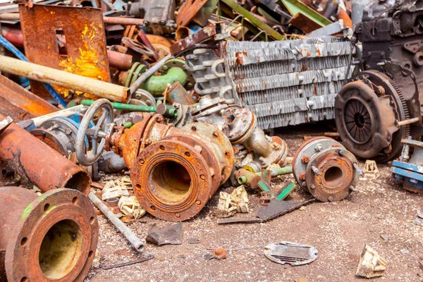 Varias partes oxidadas envejecidas de equipos obsoletos en el depósito de chatarra — Foto de Stock