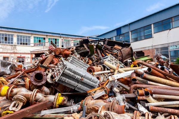 Partes oxidadas envejecidas de equipos obsoletos en el depósito de chatarra — Foto de Stock