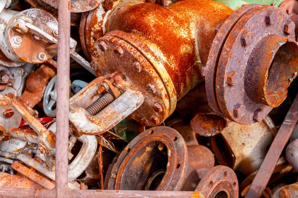 Várias partes enferrujadas envelhecidas de equipamentos obsoletos no ferro-velho — Fotografia de Stock