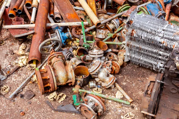 Peças enferrujadas envelhecidas de equipamentos obsoletos no ferro-velho — Fotografia de Stock