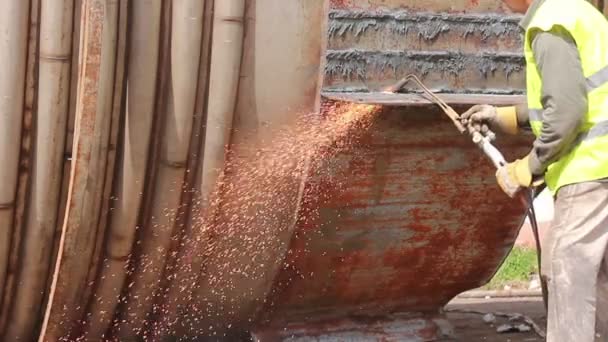 工人们正在用氧气和乙炔 丙烷的气体混合物手工切割陈旧的金属结构 — 图库视频影像