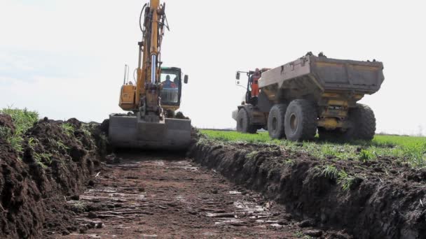 Zrenjanin Vojvodina Serbien Mars 2018 Stor Grävmaskin Fyller Dumper Lastbil — Stockvideo