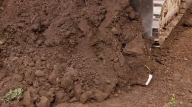 Buldozer, tarayıcı o hareket ederken ve şantiyede zemin tesviye görünümü. 