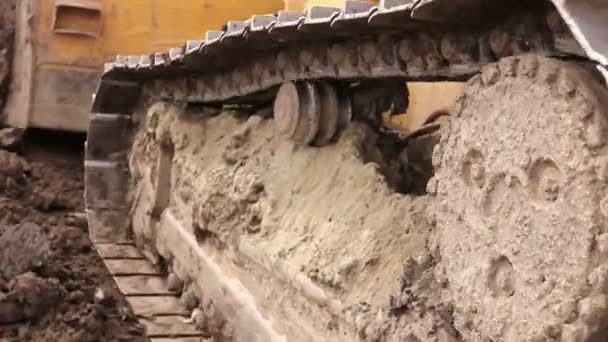 Vista Perto Sobre Trem Pouso Bulldozer Durante Empurrar Chão Local — Vídeo de Stock