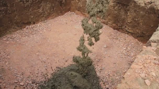 在地基 方沟中浇筑混凝土 从上面浇筑的方沟中掉落和铺开新鲜混凝土 — 图库视频影像