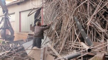 İşçi oksijen ve asetilen, propan gaz karışımı kullanarak elle eski metal inşaat kesiyor. Fotoğraf - Jpeg video codec