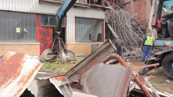 Werknemer Handmatig Snijden Oude Metalen Constructie Met Behulp Van Gasmengsel — Stockvideo