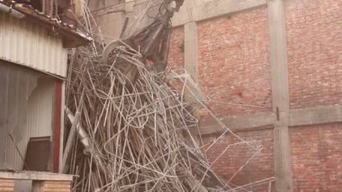 Birçok küçük borulardan yapılmış endüstriyel sistemin yıkım sürecinde hidrolik pençeli manipülatör, makineye bakış. Fotoğraf - Jpeg video codec