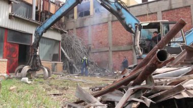 İşçi oksijen ve asetilen, propan gaz karışımı kullanarak elle eski metal inşaat kesiyor. Fotoğraf - Jpeg video codec
