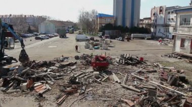 Hidrolik yengeç pençe wile işçi ile Gripper makine yakalamak hurda asetilen meşale kullanarak eski metal kesiyor. Fotoğraf - Jpeg video codec