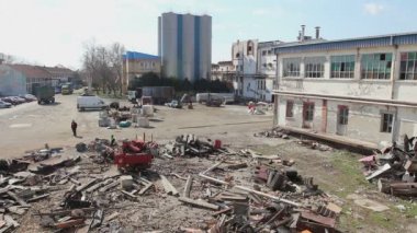İşçi oksijen ve asetilen, propan gaz karışımı kullanarak elle eski metal ekipman kesiyor. Fotoğraf - Jpeg video codec