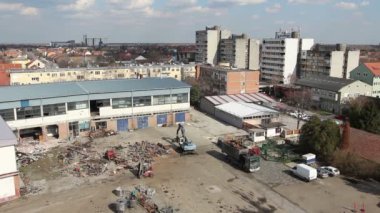 Hidrolik sıkma pençesi ile yükleyici manipülatör kamyon römork hurda metal yükleniyor. Fotoğraf - Jpeg video codec