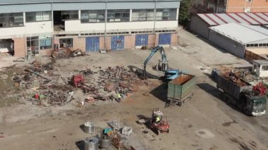 Hidrolik sıkma pençesi ile yükleyici manipülatör kamyon römork hurda metal yükleniyor. Fotoğraf - Jpeg video codec