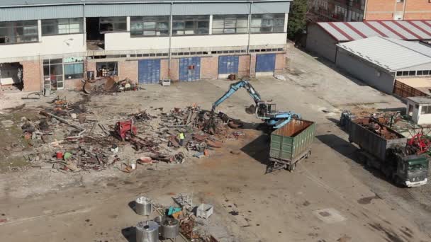 Máquina Garra Está Enchendo Caminhão Com Velho Manipulador Metal Loader — Vídeo de Stock