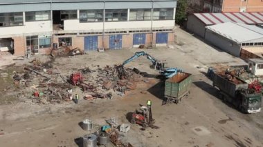 Hidrolik sıkma pençesi ile yükleyici manipülatör kamyon römork hurda metal yükleniyor. Fotoğraf - Jpeg video codec