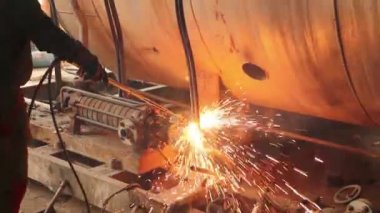 İşçi oksijen ve asetilen, propan gaz karışımı kullanarak elle eski, hurda, metal konstrüksiyon kesiyor. Fotoğraf - Jpeg video codec