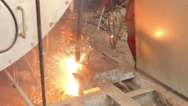 Worker Cutting Manually Old Scrap Metal Construction Using Gas Mixture — Stock Video