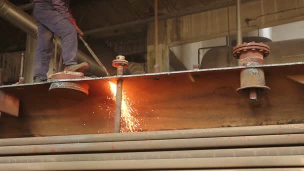 Arbeiter Schneidet Manuell Alt Schrott Metallkonstruktion Mit Gasgemisch Aus Sauerstoff — Stockvideo