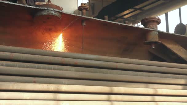 Werknemer Handmatig Snijden Oude Schroot Metalen Constructie Met Behulp Van — Stockvideo
