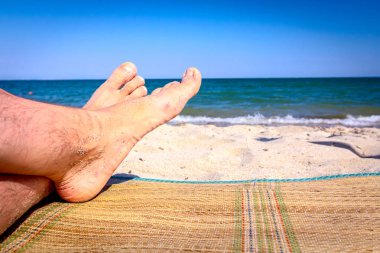 Sahilde adamın bacakları, kumlu plajda rahatlatıcı