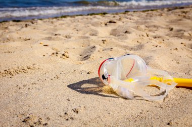 şnorkel ve kumlu plaj dalış için maske