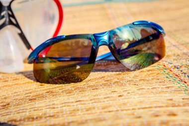 Kumlu plajda dalış için güneş gözlüğü ve maske