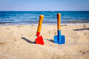 Kumlu plajda oynamak için kürek