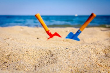 Kumlu plajda oynamak için kürek