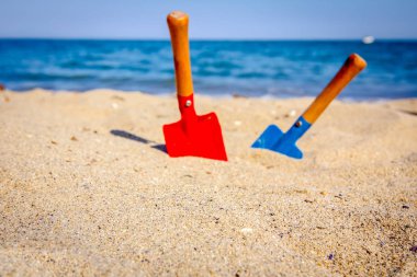 Kumlu plajda oynamak için kürek