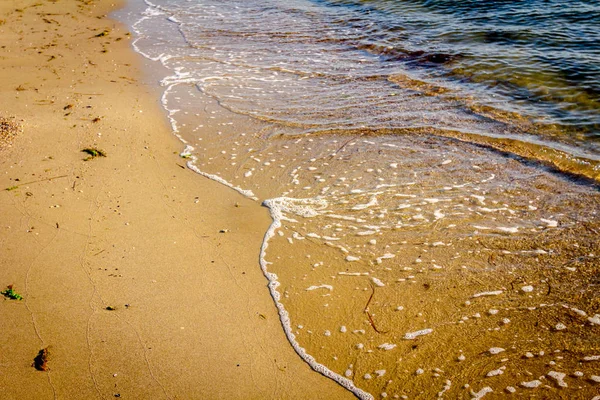 Ondas espumosas na praia de areia, litoral — Fotografia de Stock