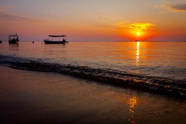 Deniz üzerinde sabah saatlerinde güzel gündoğumu Manzara görünümü