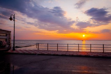 Sahil şeridinin yanındaki halk plajının üzerindeki gezinti şeridi, Sabah ligh