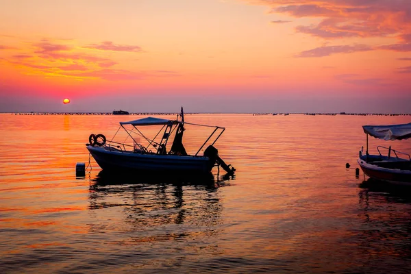 Malerischer Blick auf den schönen Sonnenaufgang am Morgen über dem Meer — Stockfoto