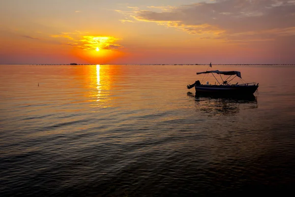 Malerischer Blick auf den schönen Sonnenaufgang am Morgen über dem Meer — Stockfoto