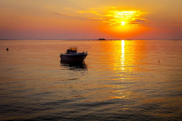 Malerischer Blick auf den schönen Sonnenaufgang am Morgen über dem Meer — Stockfoto