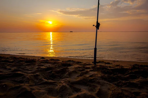 Angelrute am Strand bei Sonnenaufgang — Stockfoto