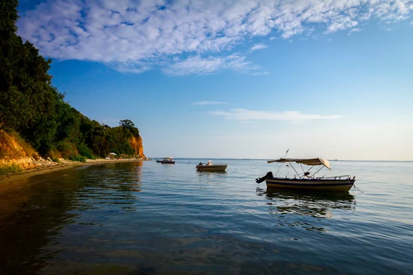 Hermoso amanecer con barcos de pescadores en el agua — Foto de Stock