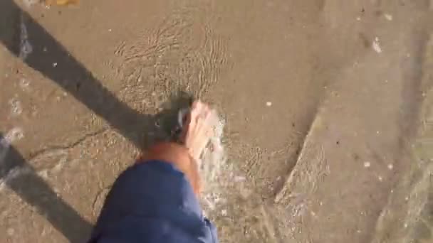 透明な浅瀬に足を通して歩く男の足 裸足で浅い海水を歩くまで 人間の足 Jpeg ビデオ コーデック — ストック動画