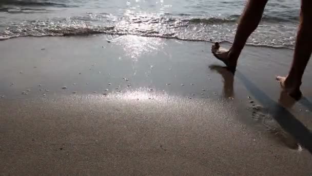 Barefoot Toerist Geniet Van Een Rustige Wandeling Ontspanning Het Zandstrand — Stockvideo